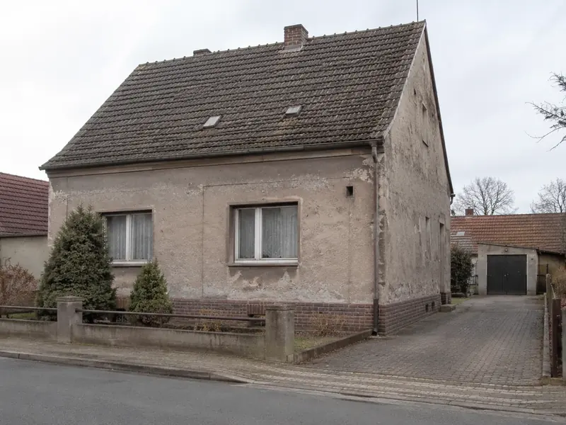 Bestandsgebäude mit energetischem Sanierungsbedarf an der Gebäudehülle